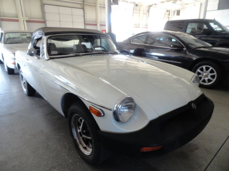 Featured Car Donation of the Week: 1976 MG B Roadster for Michigan Public Radio/NPR